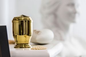 Goldene Urne auf einem weißen Tisch