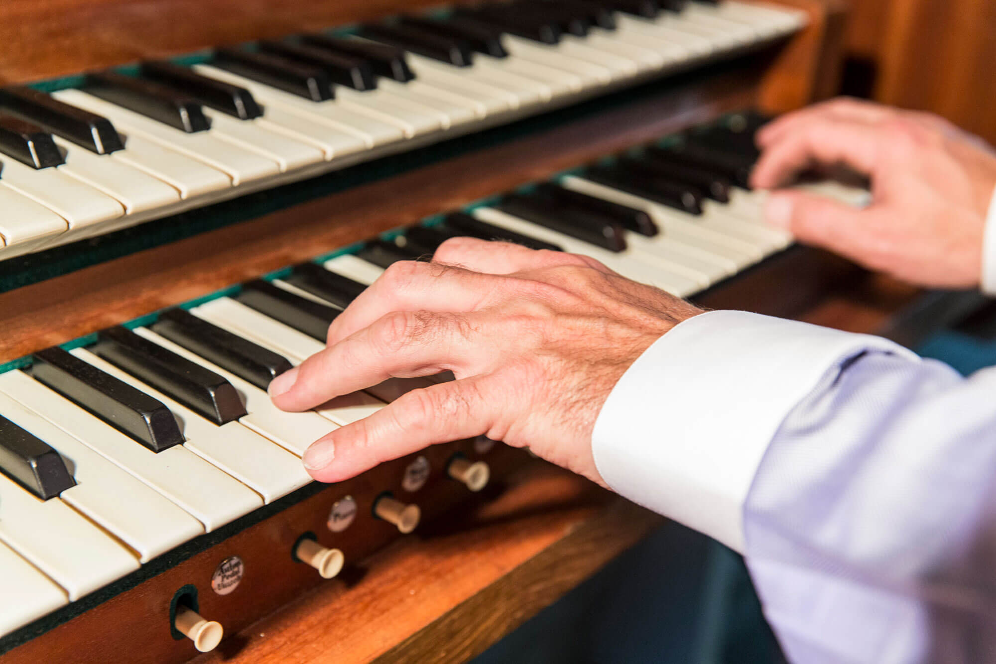 Bestatter Heino Gerlof spielt Orgel auf einer Trauerfeier