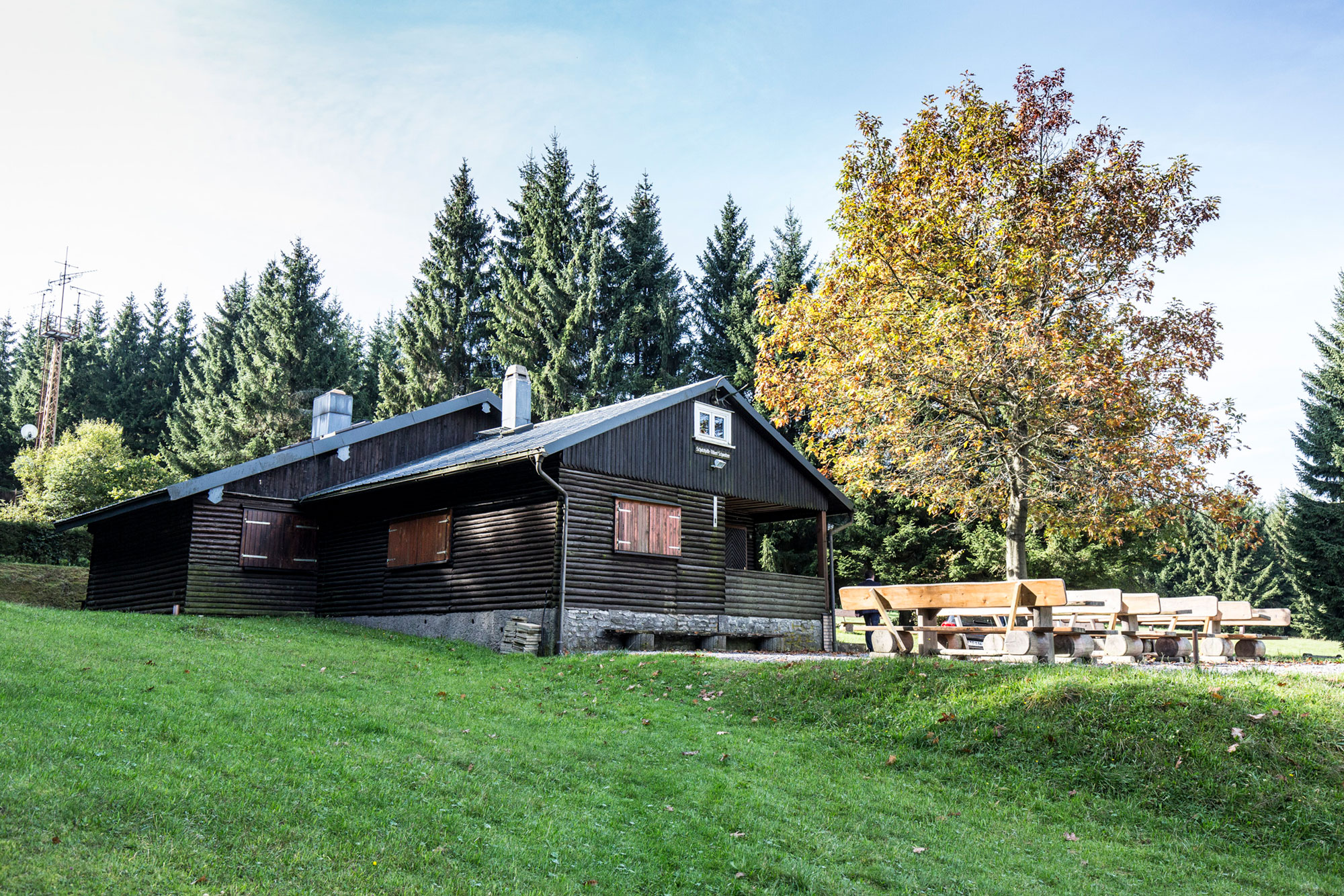 Raststätte für Wanderer mit Holzbänken im Thüringer Wald